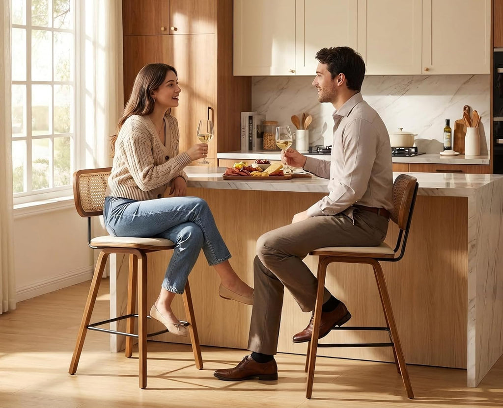 Tabourets de bar en rotin et bois - ensemble de deux pièces, avec coussins en cuir PU, beige