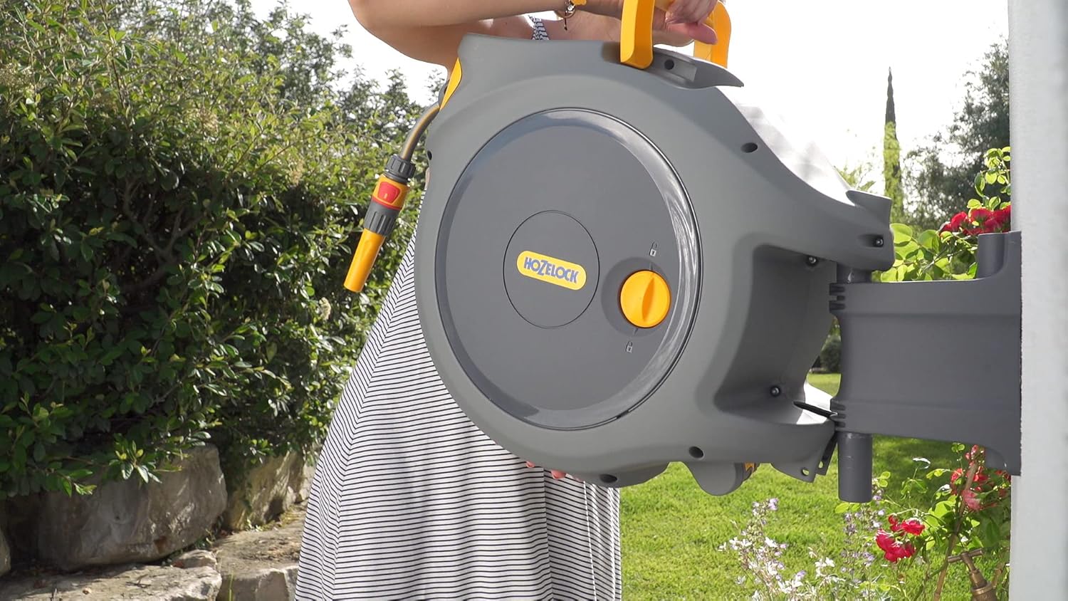 Enrouleur de Tuyau Mural Auto Reel 40 M, avec lance, Raccords, Tuyau Hozelock et Fixation Inclus, 2595R0000