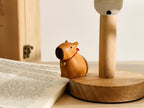 Capybara en bois sculpté à la main avec cloches, décoration de table kawaii