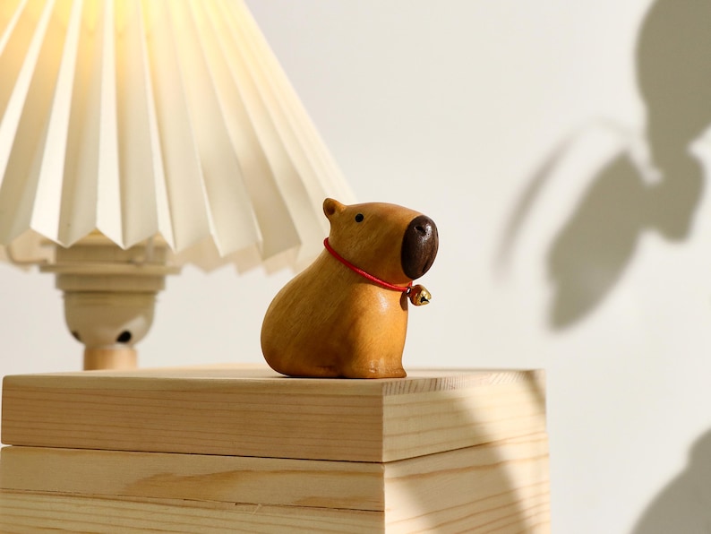 Capybara en bois sculpté à la main avec cloches, décoration de table kawaii