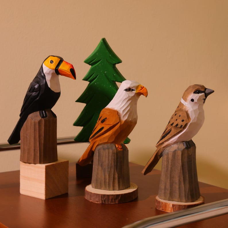 Figurines d'oiseaux en bois - Toucan, pygargue à tête blanche, moineau