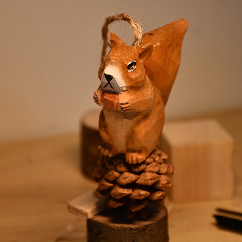 Écureuil en bois sculpté à la main, décoration de Noël rustique, ornement pour arbre