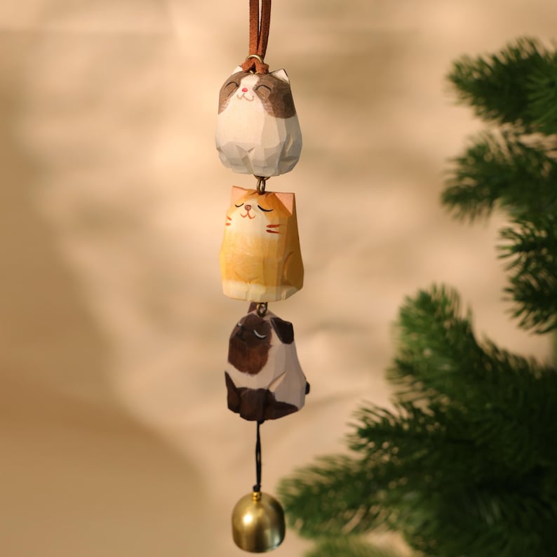 Figurine Animaux Empilés en Bois avec Cloche - Ornement Chat et Carlin, Carillon Éolien Artisanal