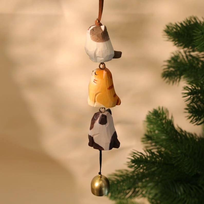 Figurine Animaux Empilés en Bois avec Cloche - Ornement Chat et Carlin, Carillon Éolien Artisanal