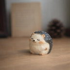 Mini figurine hérisson sculptée à la main - petite décoration de bureau, ornement kawaii