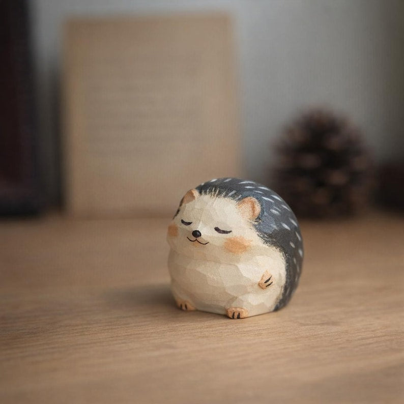 Mini figurine hérisson sculptée à la main - petite décoration de bureau, ornement kawaii