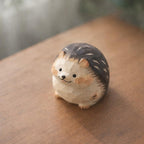 Mini figurine hérisson sculptée à la main - petite décoration de bureau, ornement kawaii