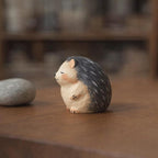 Mini figurine hérisson sculptée à la main - petite décoration de bureau, ornement kawaii