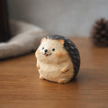 Mini figurine hérisson sculptée à la main - petite décoration de bureau, ornement kawaii