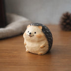 Mini figurine hérisson sculptée à la main - petite décoration de bureau, ornement kawaii