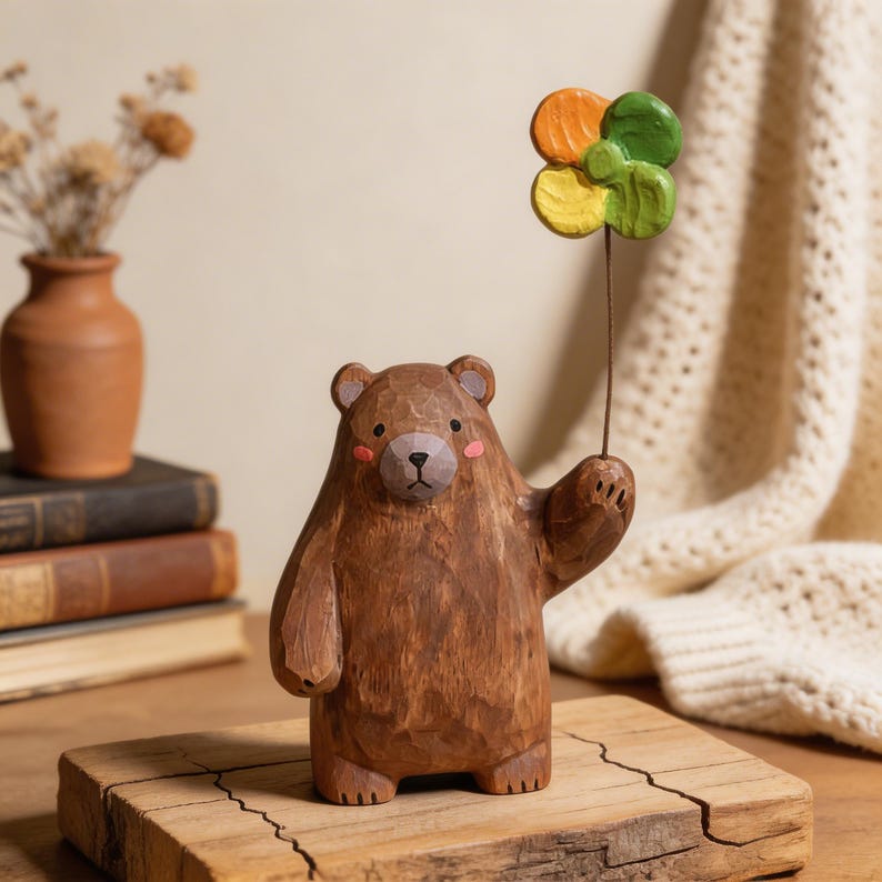 Figurine d'ours en bois sculptée à la main, ours avec ballon, 10 cm, décoration d'étagère