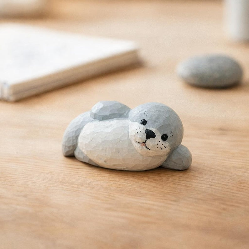 Figurine de phoque en bois naturel gris et blanc | Décor animal côtier pour bureau étagère
