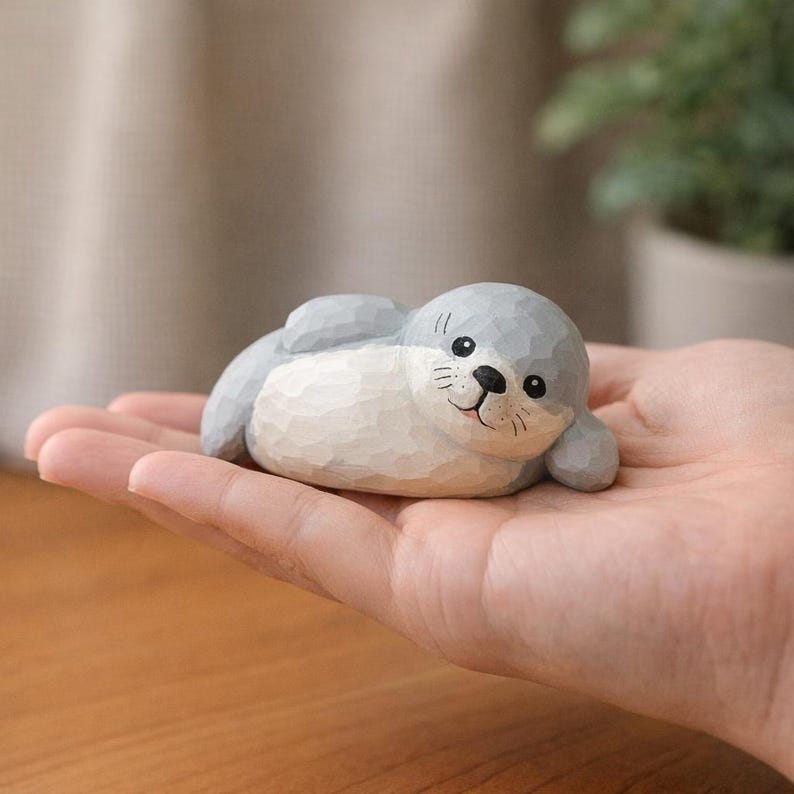 Figurine de phoque en bois naturel gris et blanc | Décor animal côtier pour bureau étagère