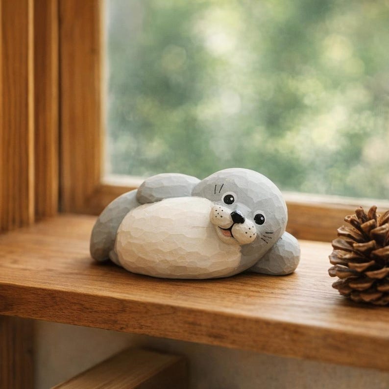 Figurine de phoque en bois naturel gris et blanc | Décor animal côtier pour bureau étagère