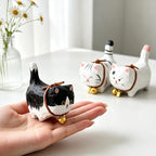 Figurines de chat en bois sculptées à la main - Ensemble de 8 chats peints avec colliers et cloches