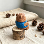 Figurine ours en bois sculptée à la main, ornement de bureau ours gilet bleu, cadeau animal de la forêt