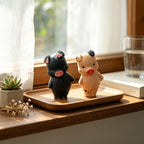 Cochon en bois sculpté à la main, ornement debout assis tacheté noir 8 cm