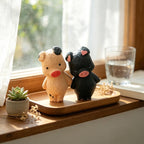 Cochon en bois sculpté à la main, ornement debout assis tacheté noir 8 cm