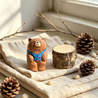 Figurine ours en bois sculptée à la main, ornement de bureau ours gilet bleu, cadeau animal de la forêt